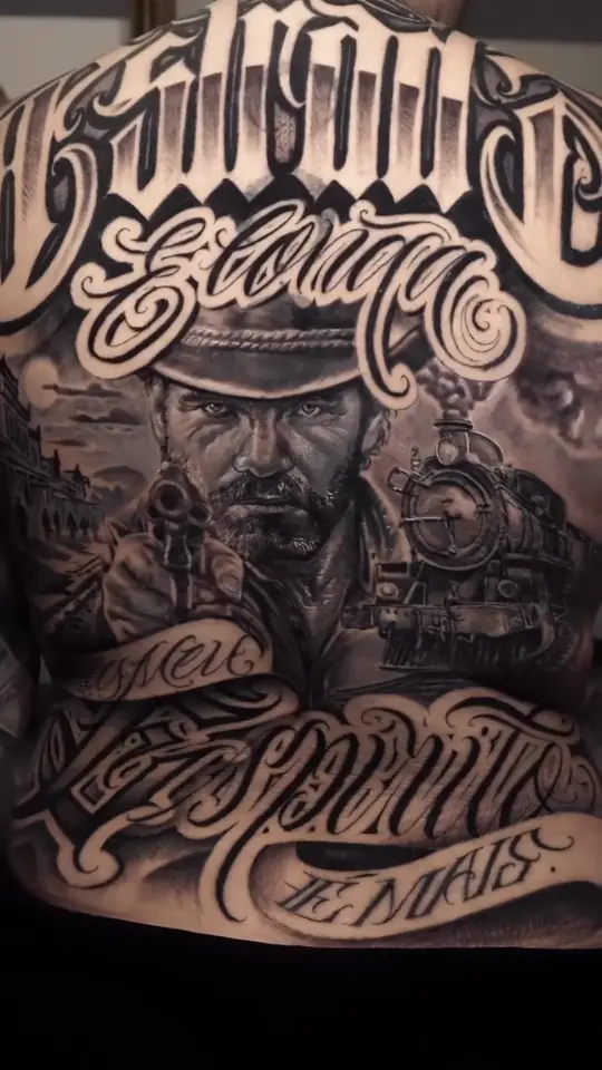 Costas inteiras com lettering, retrato de homem de chapéu e trem, feitas em colab