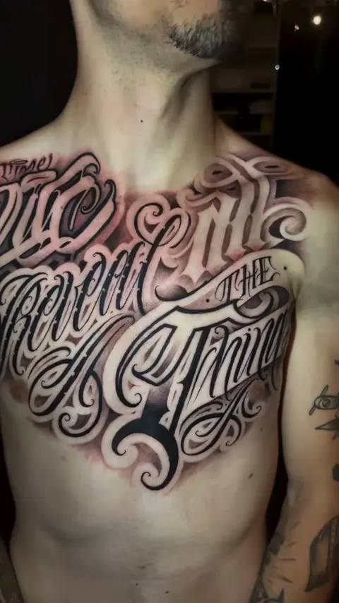 Peito fechado com a frase Time will reveal all the things em lettering