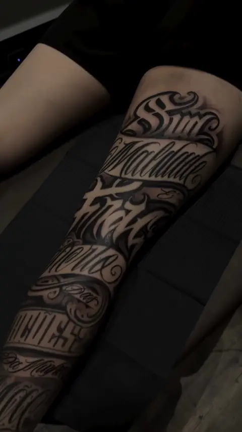 Frase Sua maldade é fraca perto das orações da minha mãe em lettering ao longo do membro
