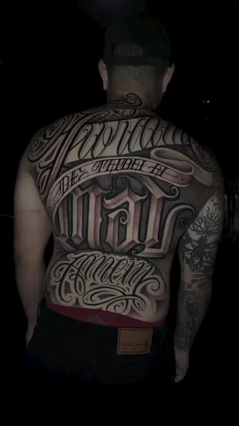 Costas inteiras em lettering terminando na palavra Amém