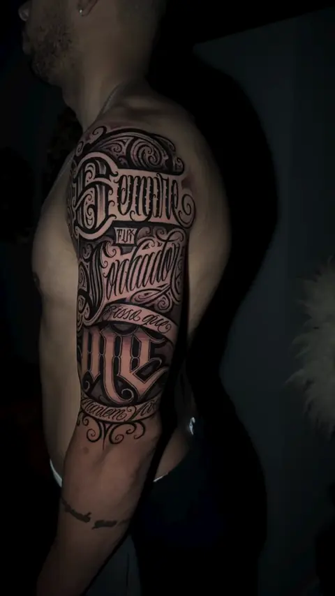 Braço fechado em lettering do ombro ao cotovelo