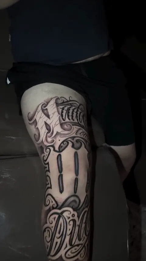 Perna fechada em lettering da coxa à panturrilha